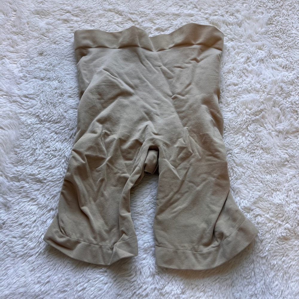 SKIMS Sculpting Short Mid Thigh Open Gusset Beige Shapewear Size Medium NWOT Tan